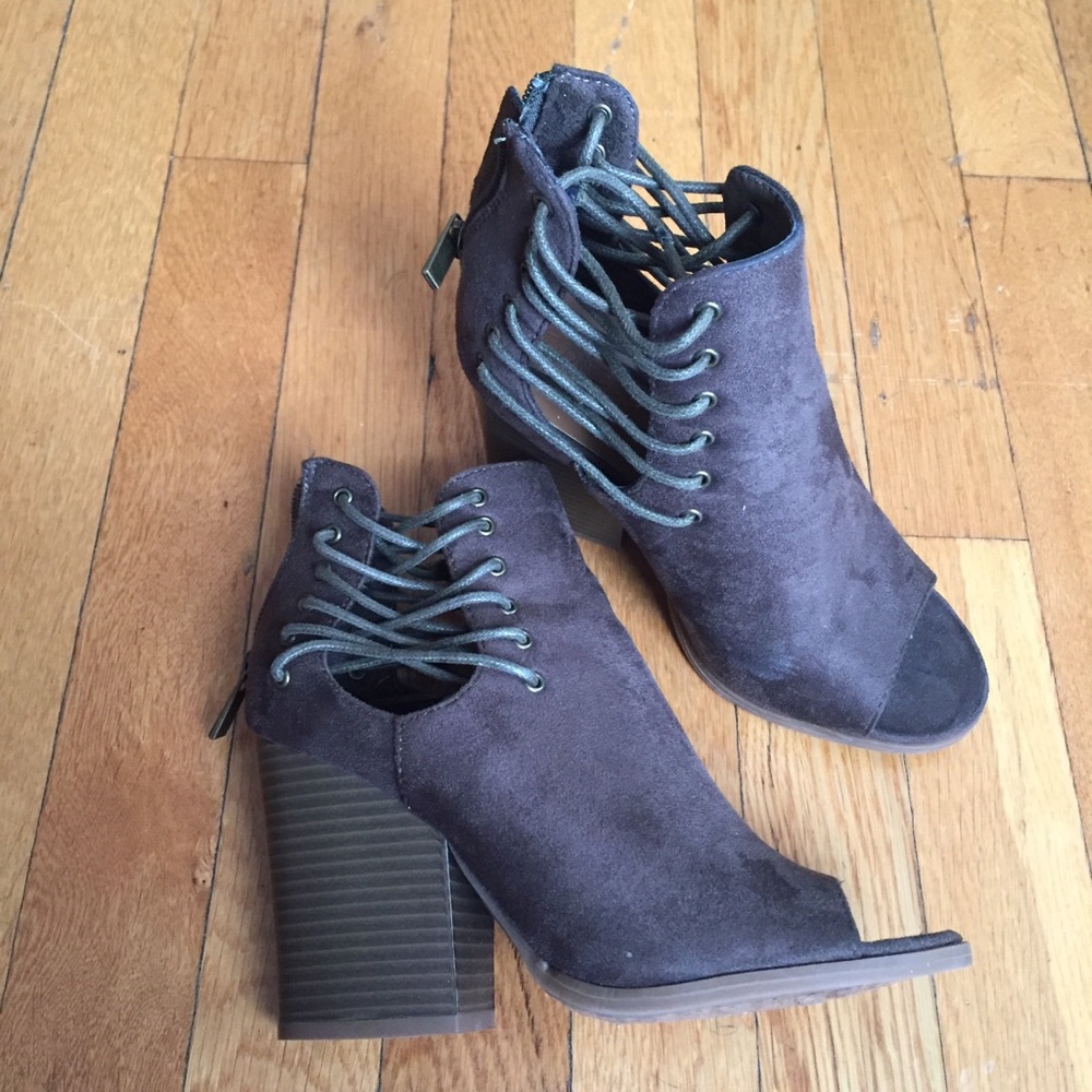 “Khaki” colored peep toe.